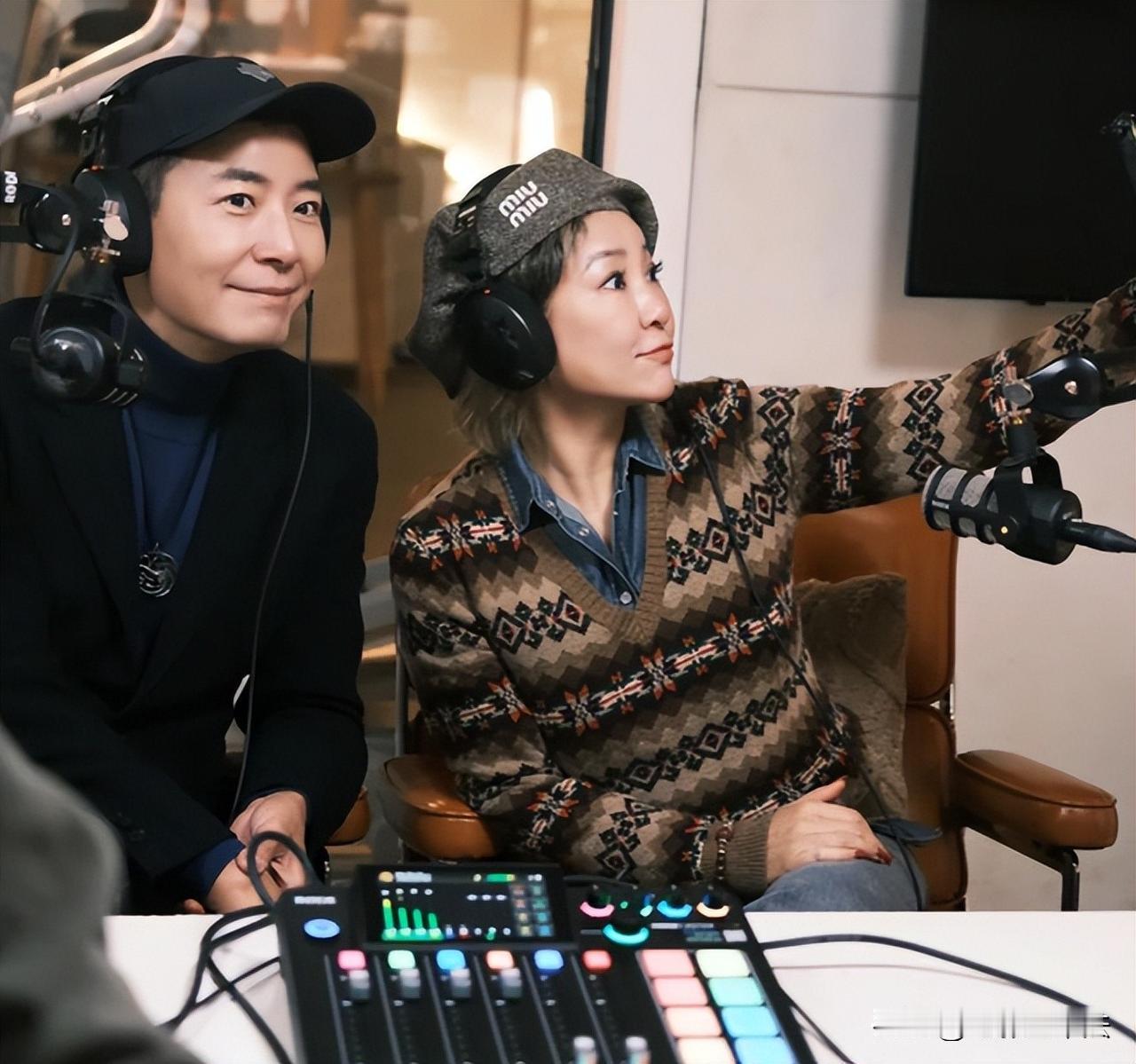 李静有一次买东西问戴军借钱，没想到戴军来了一句，“你又借钱啊？”，原来之前李静问