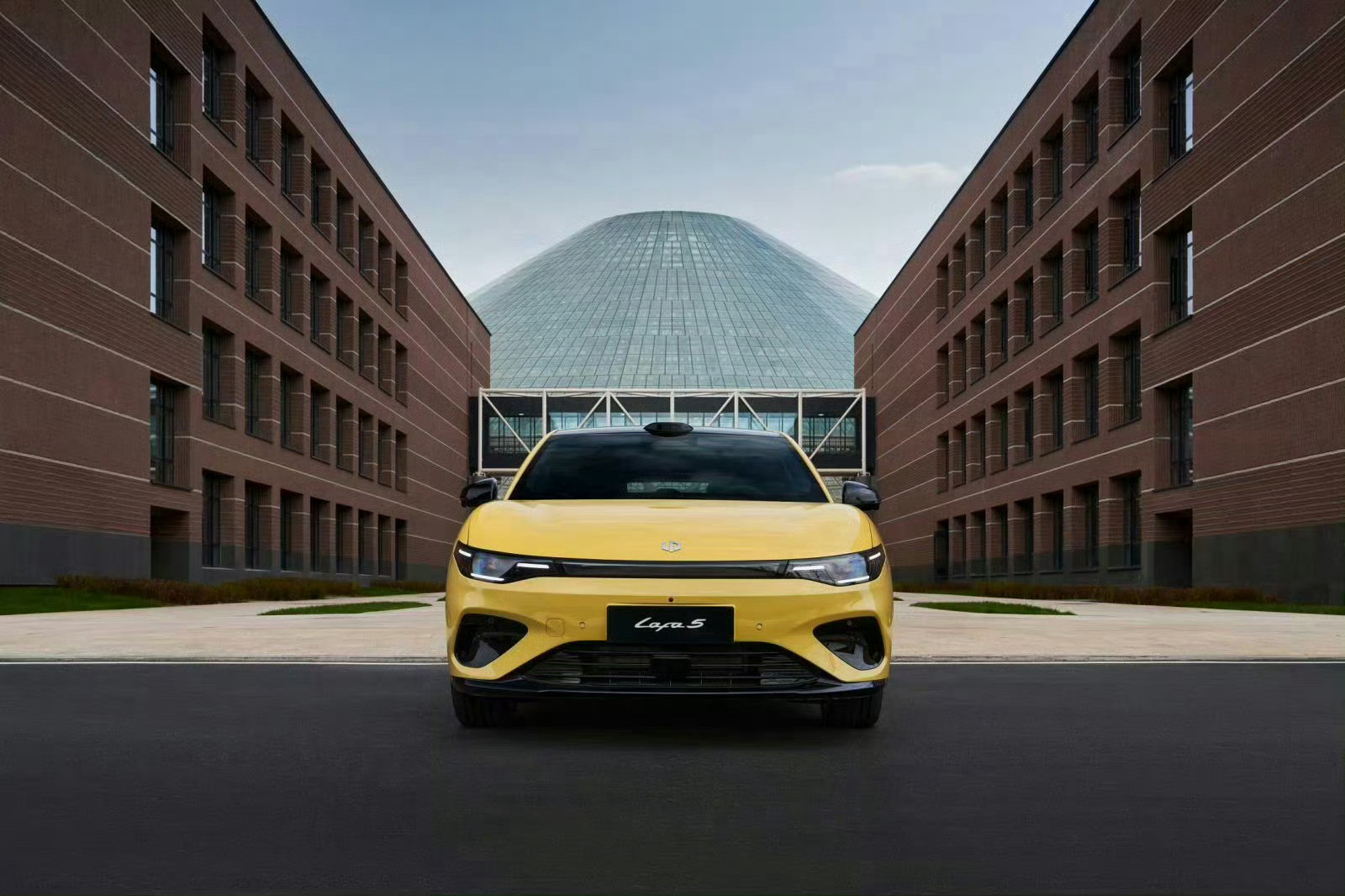 零跑lafa5这车长得跟小钢炮似的，有点意思。车长4430轴距2375，轿跑风