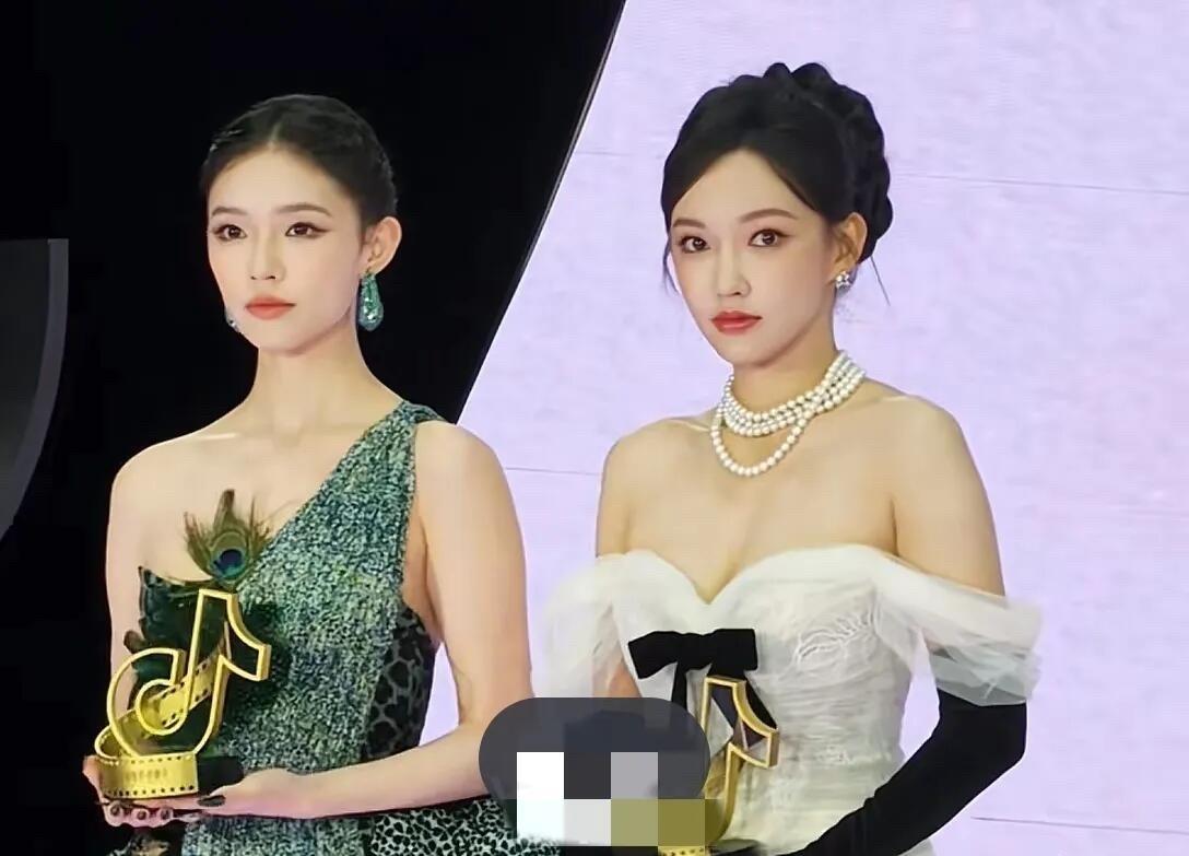 程潇和林允的同框，两人风格完全不一样，一对比之下还是林允漂亮一些。不光是颜值上，