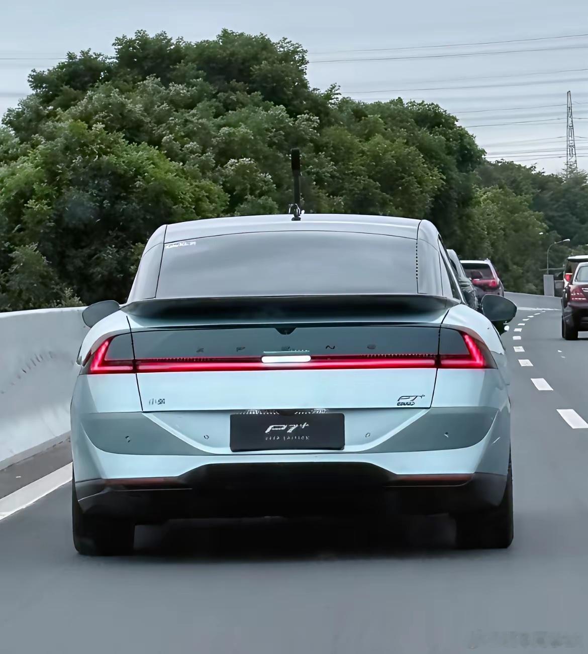 在X9上尝到增程甜头的小鹏继续上新，小鹏P7+增程版实车来了。采用1.5T增程+