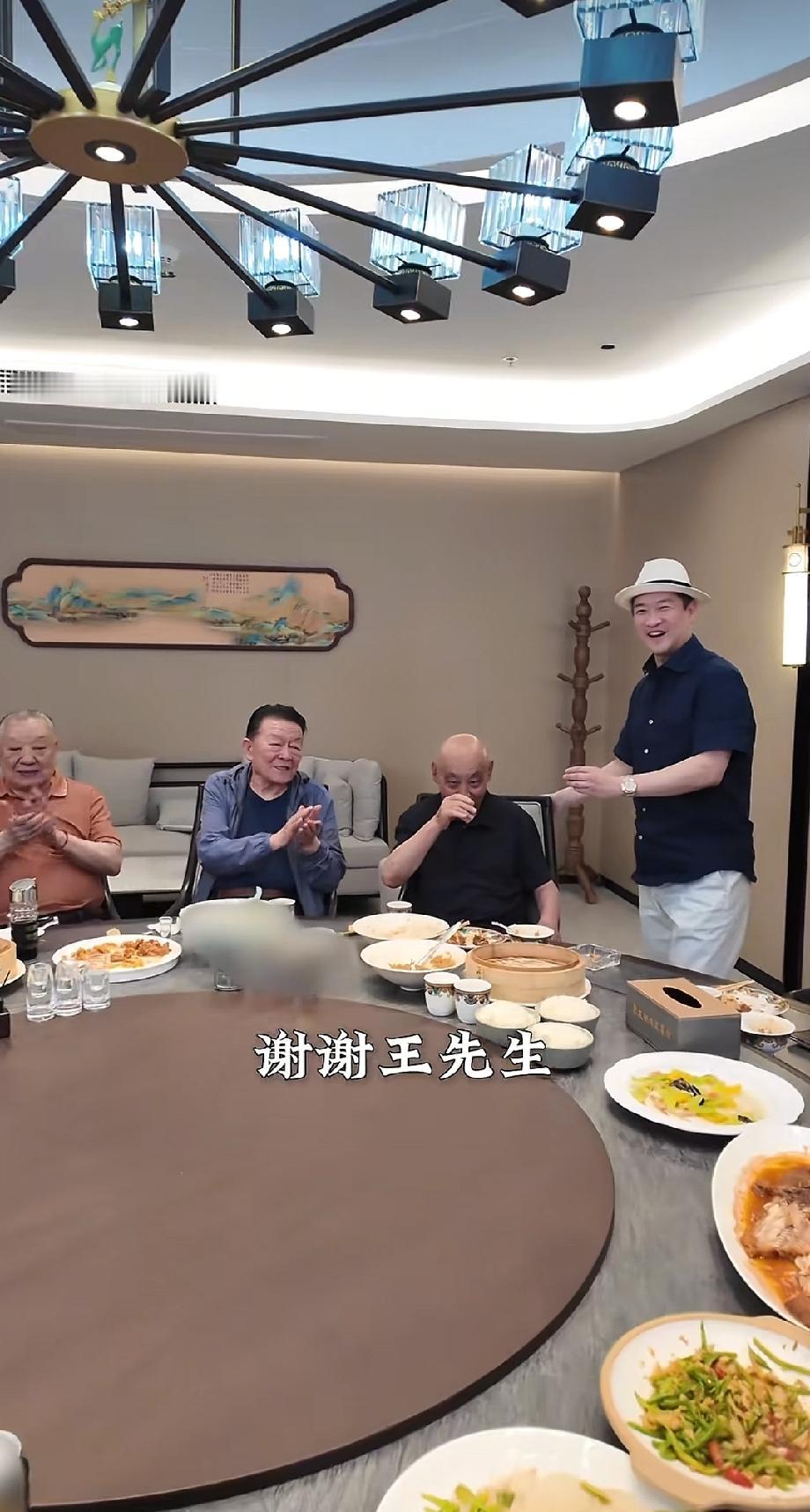 曹云金请客还是这么大方，郭麒麟说过，他从小就大方。近日，他请王文林等几位相声