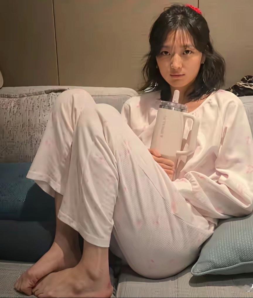 一直都知道孙千长得高，没想到她的脚也这么大，这看着怎么也有40码的鞋吧，估计很少