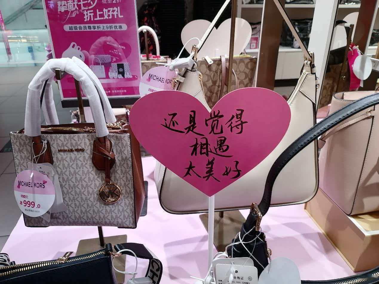 昨晚，和一个消费行业朋友聊天，他透露了一个反常社会现象。他说现在的中产，和以前