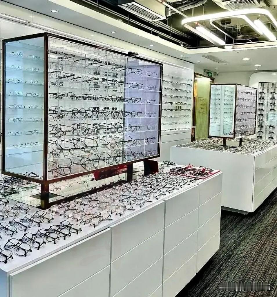 全国眼镜店陷入倒闭潮，并不是电商逼的，而是自己作死！把300元能用十年的配镜