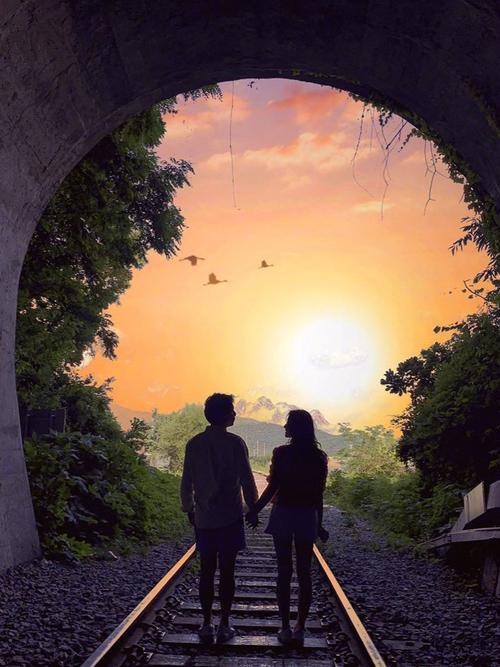 昨天晚上媳妇儿收拾衣柜，拎出我几件T恤：“这几件衣服太旧了，有的领子袖口都磨破了