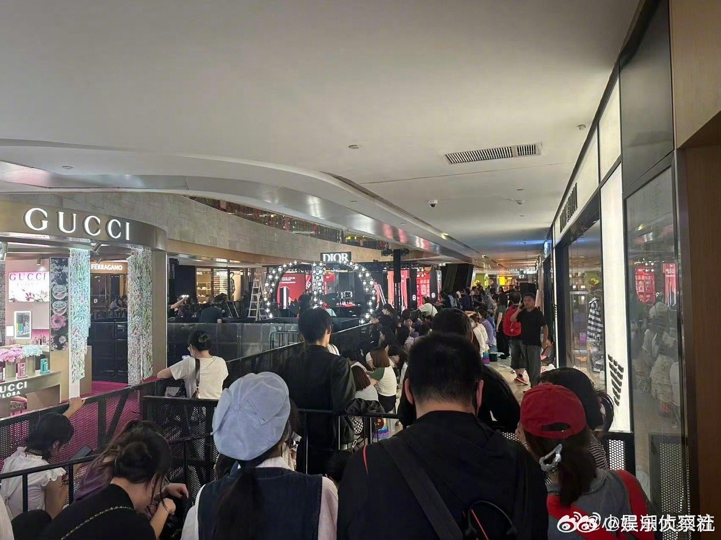 大家真的好齐心，好暖的一家人，他们都爱他，他也爱他们，双向奔赴🈶！｜邓为​​