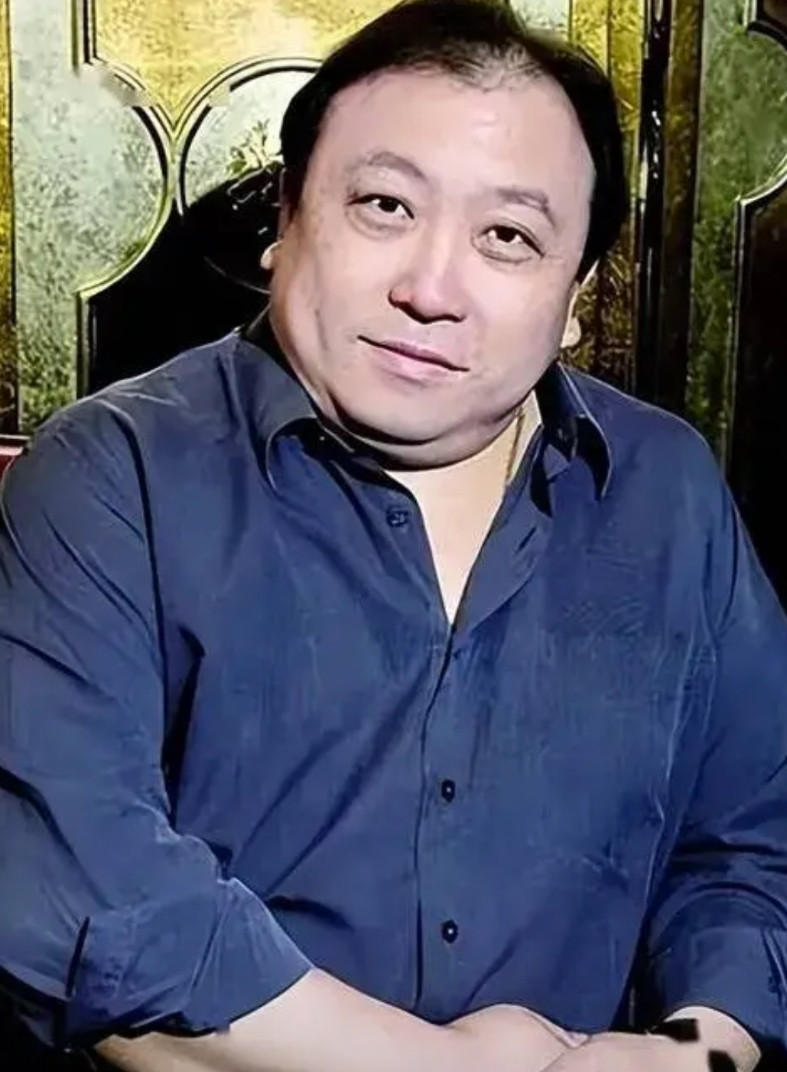 我们看看王晶对释永信被抓的看法。问：释永信被抓你知道吗？王晶：知道啊。早期是