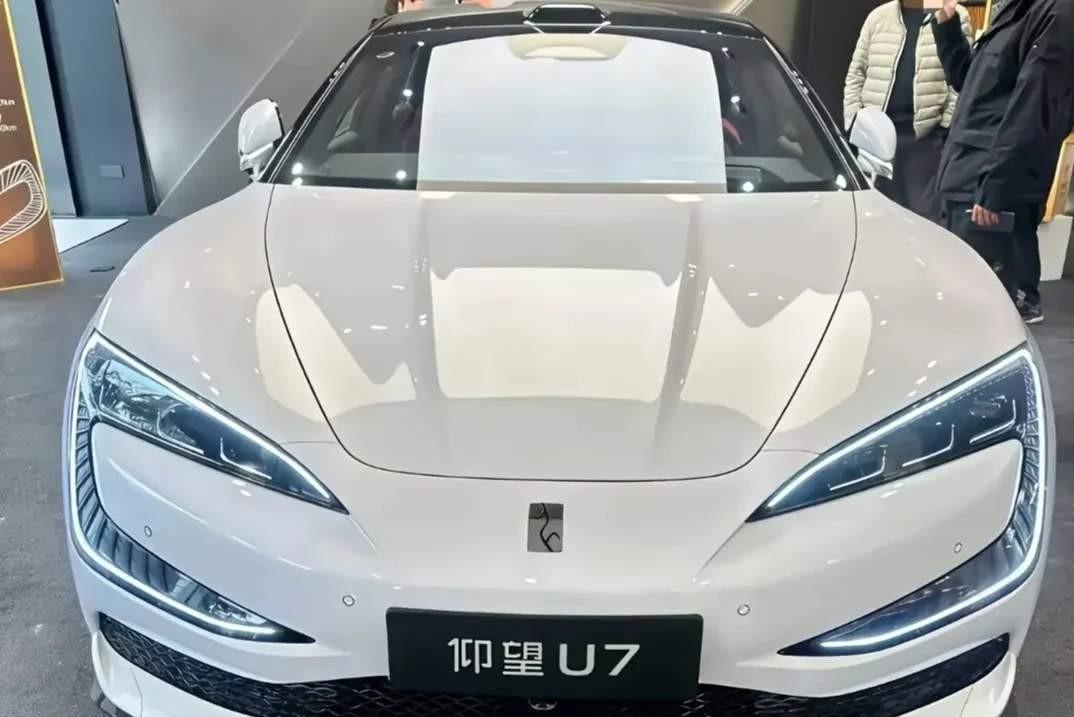 仰望U7首月卖了321台，这数字放出来，还没隔壁某界一款车单月销量的零头多。