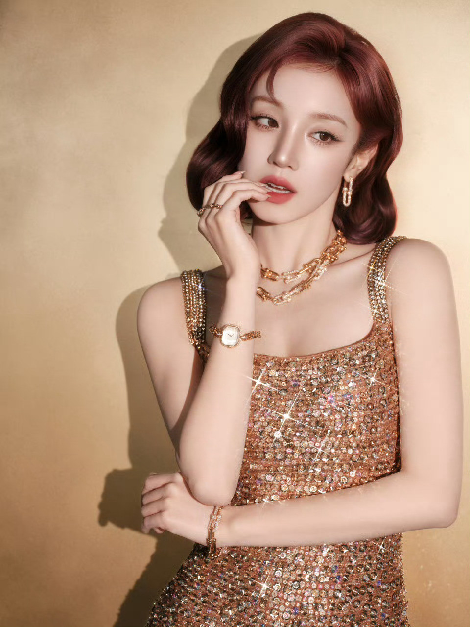 宋雨琦xTiffany三里屯开幕活动婀娜多姿的蒂芙尼复古女郎宋雨琦以一条金色