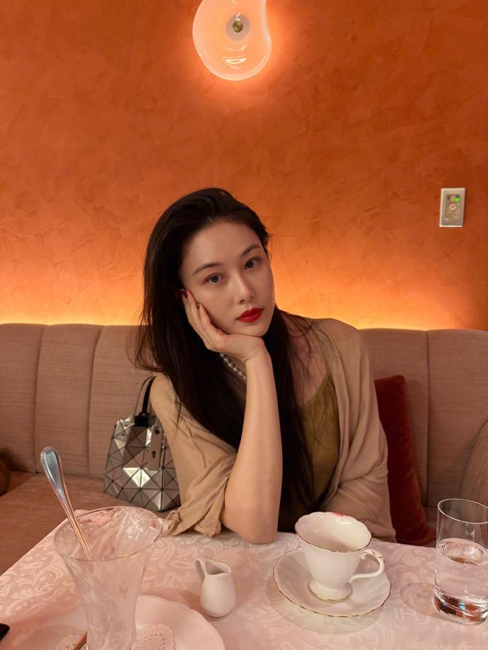 张馨予与妈妈的旅游照、逛街照接连曝光，闺蜜型母女的默契无需言说，彼此陪伴的时光满