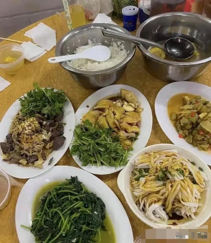 头一桌是穷人爱吃的。第二桌是有钱爱吃的。