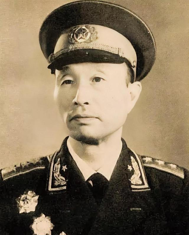 1949年，国军舰队司令林遵率部起义，却根本看不起没文化的解放军。张爱萍毫无司令