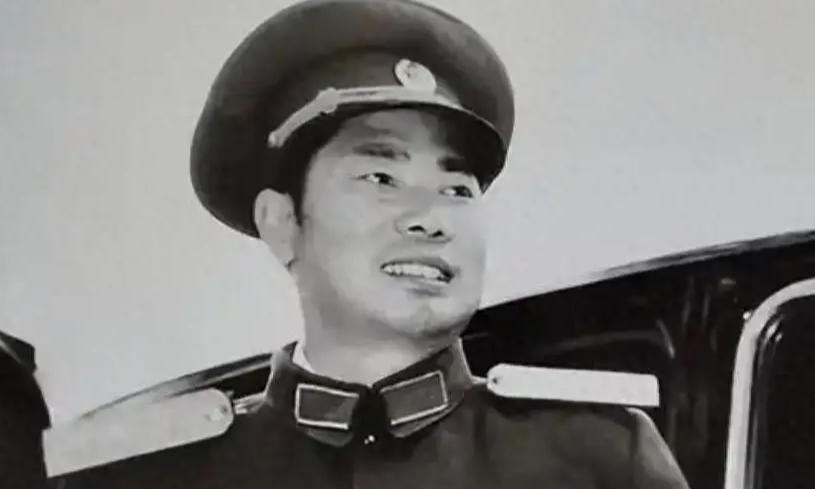 1973年，杨得志下乡看望老战友，却发现老战友生病却没钱治，县委见他生气，急忙解