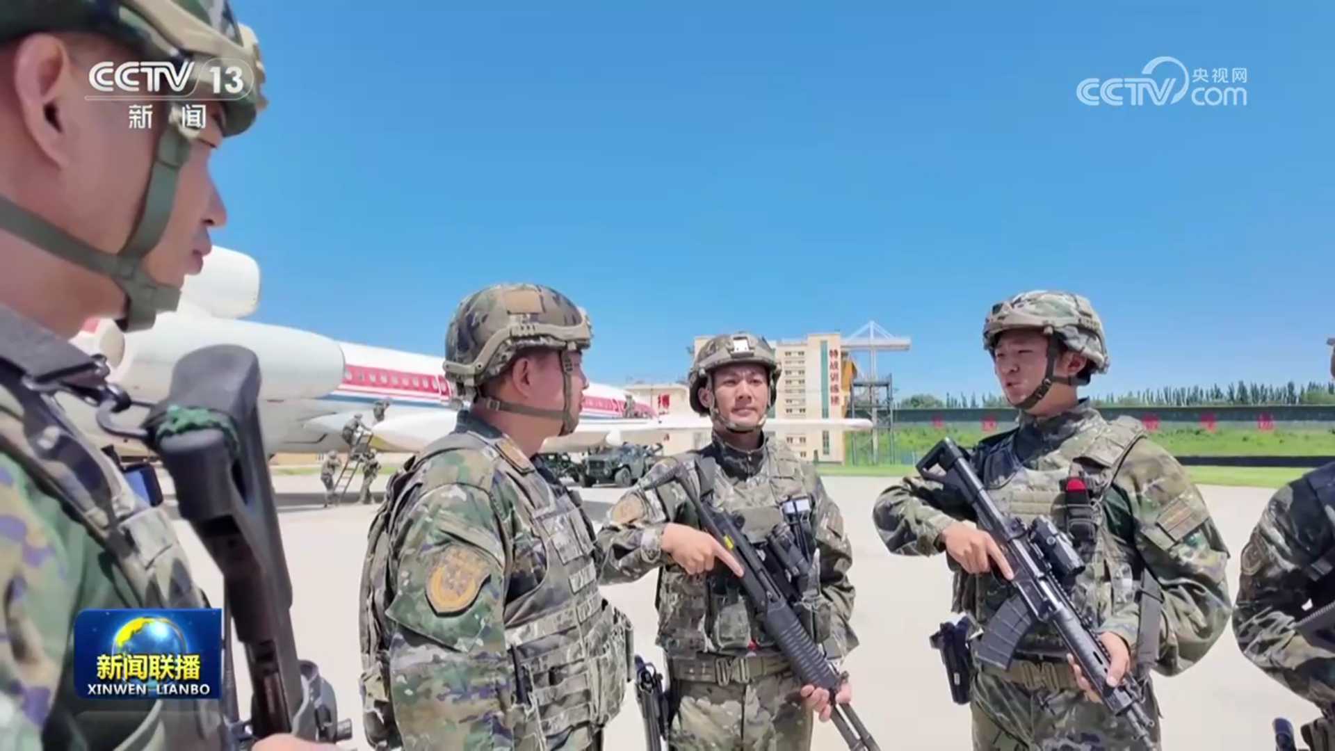 这则猎鹰突击队素材的零碎信息还是比较多的09霰弹枪燕尾槽转皮轨加装A厂红点镜，自