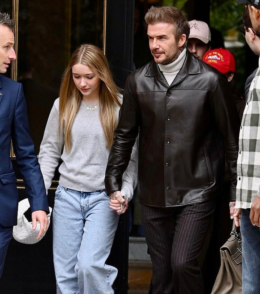 还记得当年那个被小贝抱在怀里的小公主，如今已经出落成亭亭玉立的少女。简单的灰色毛