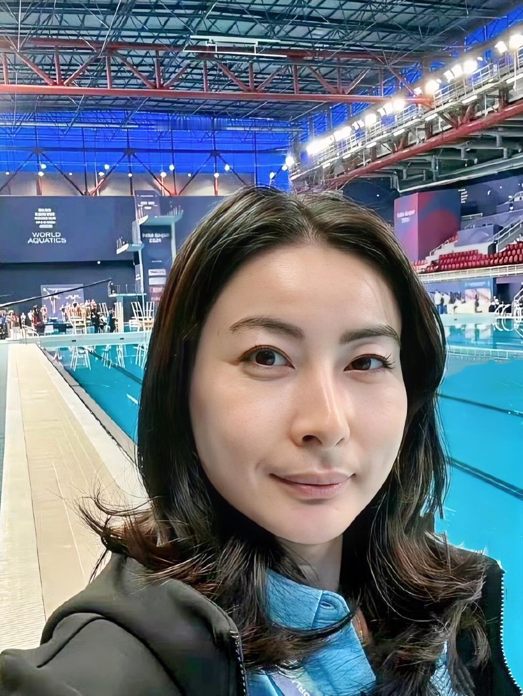 你们发现了吗？郭晶晶社交平台发的日常原图，素颜出镜，不开美颜不加滤镜，这份从容底