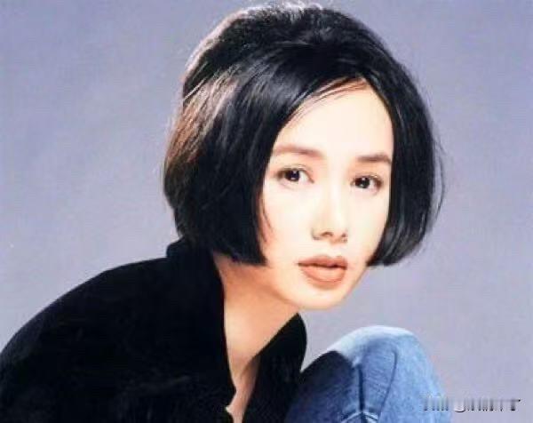 蒋雯丽年轻时颜值好绝！圆眼幼态、眼神水灵，自带混血和异域感，像洋娃娃一样，这种长