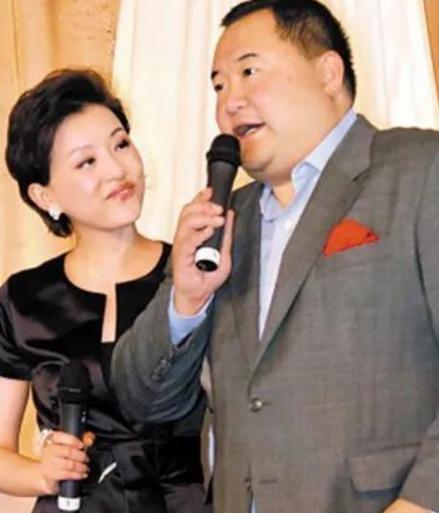1994年，富豪吴征斥资500万买下一艘游艇，把有夫之妇杨澜邀到游艇大胆表白。杨