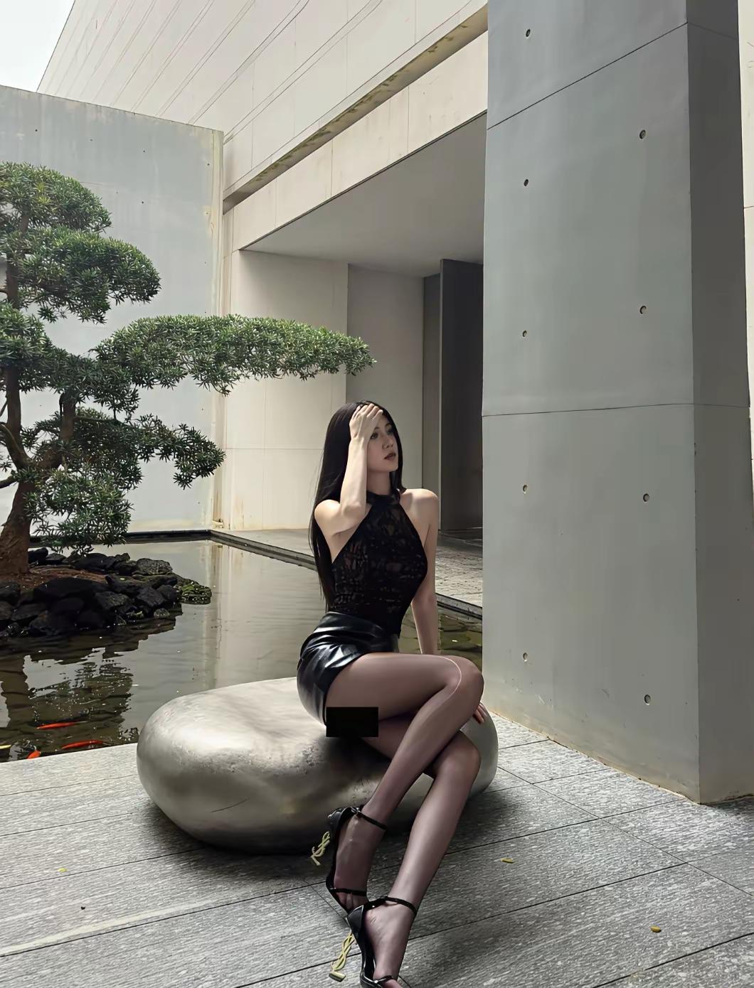 对联上联：[作揖][作揖][作揖]；下联：盆景。