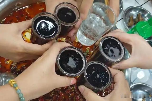 甘肃兰州，男子强上了一名女子被刑拘，妻子花了几十万为丈夫请了多名律师，还花5万获