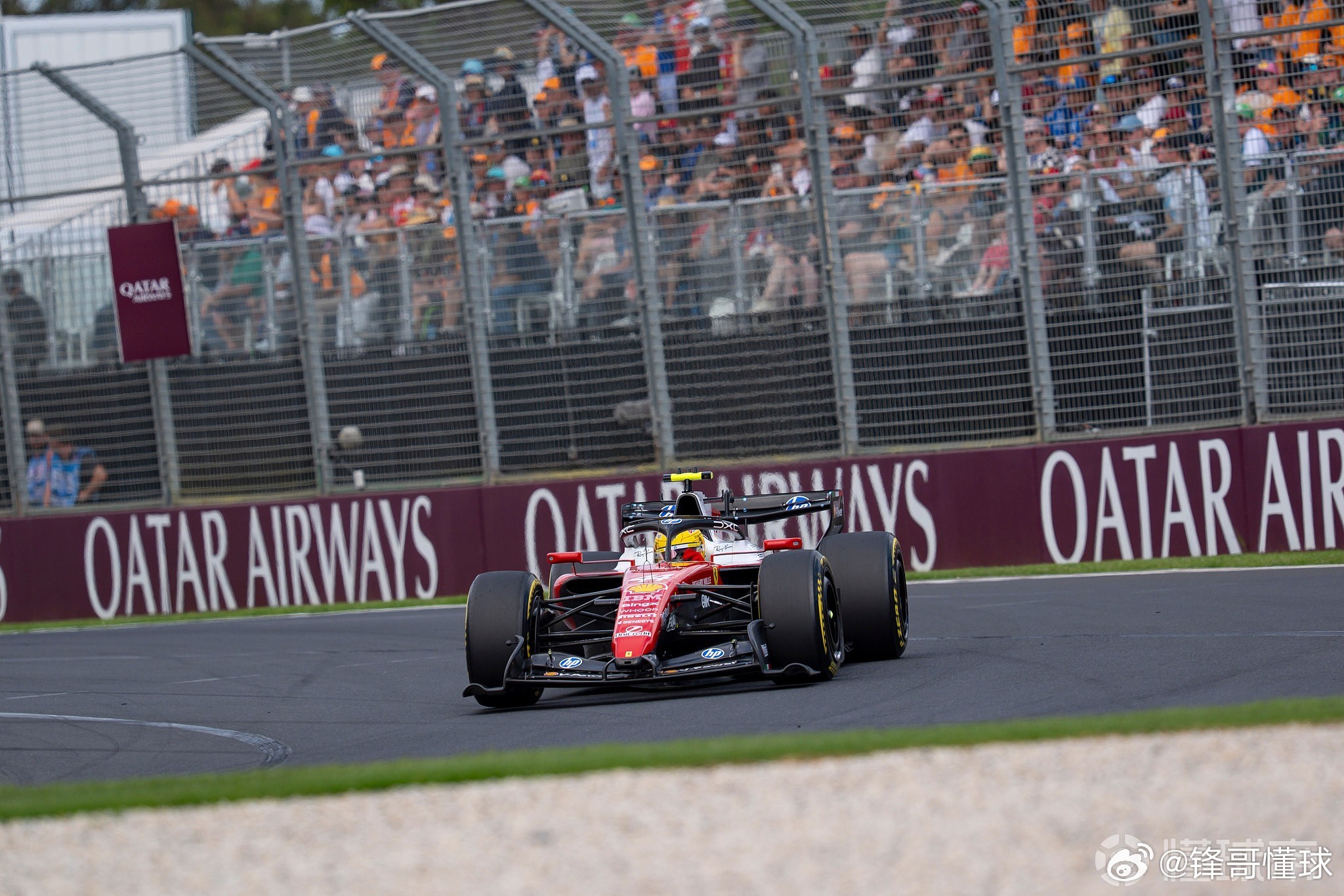 法拉利汉密尔顿赛车汉密尔顿：法拉利仍有可能追赶上梅奔，但还有很多工作要做。据M