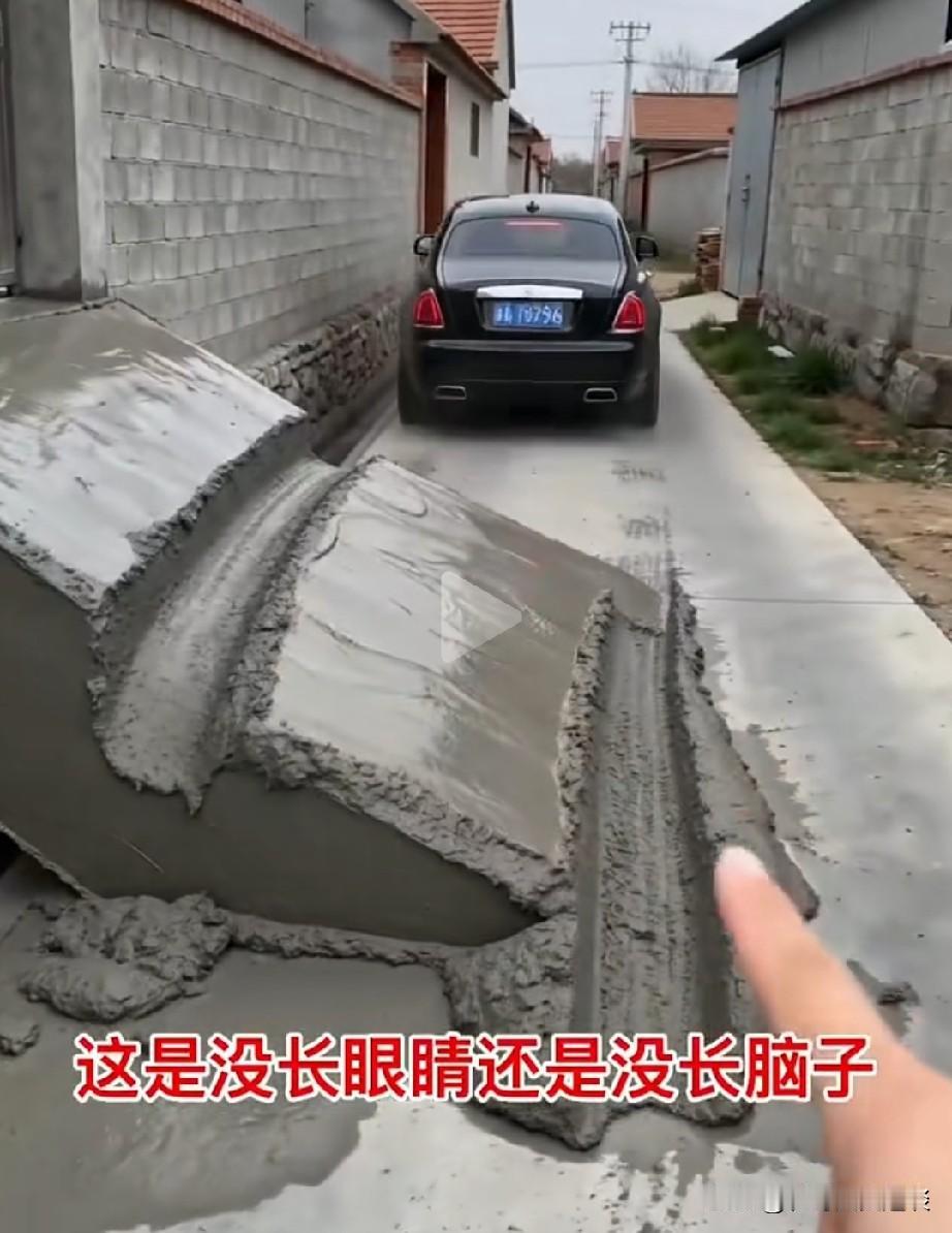 这样的人让人太无语，自己做错事在先，还指责别人破坏他的事，村里有一户人家修了一个