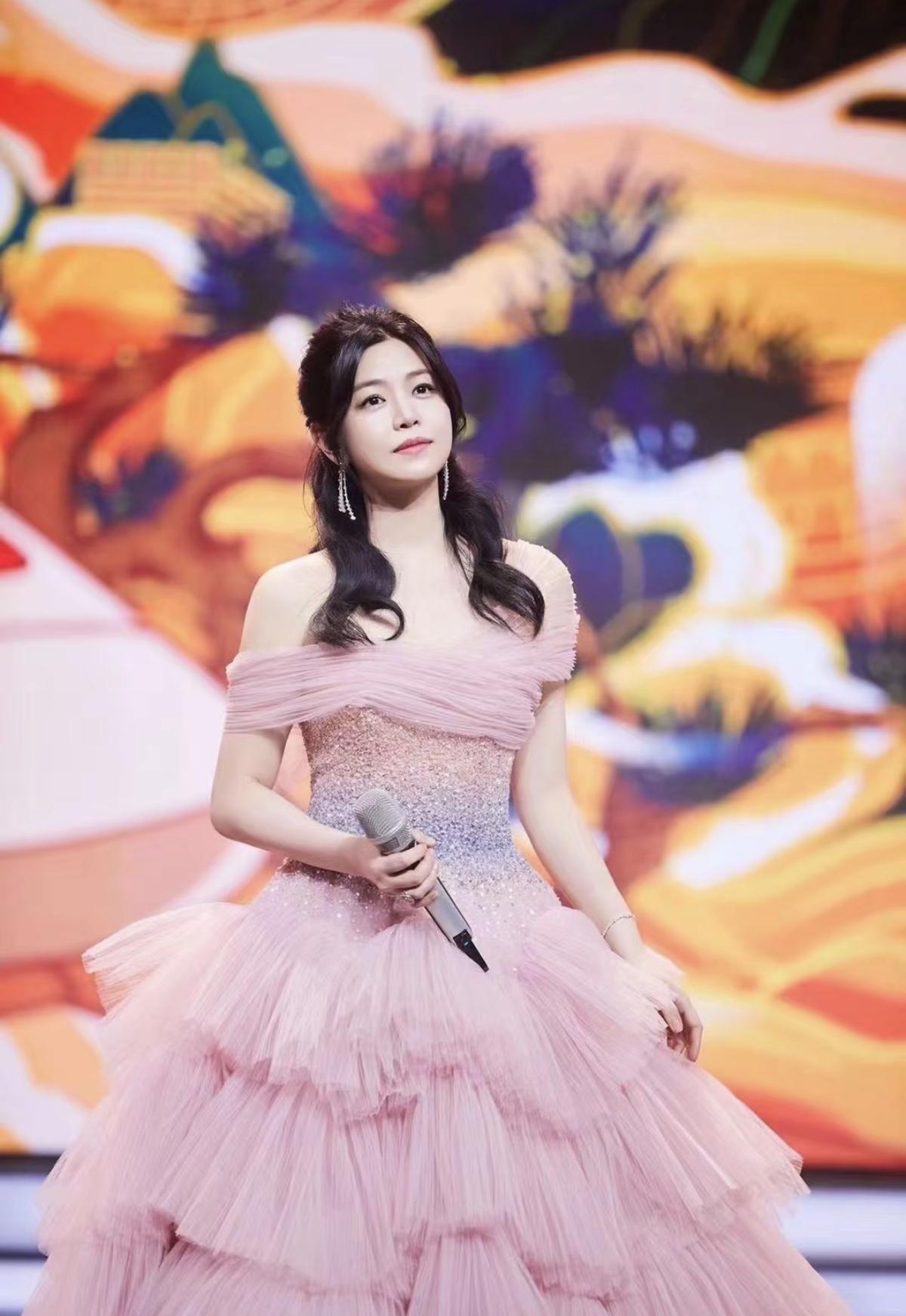 陈妍希才女，高学历，高情商，高颜值，虽然是富家千金，一点架子也没有，精通8个国家