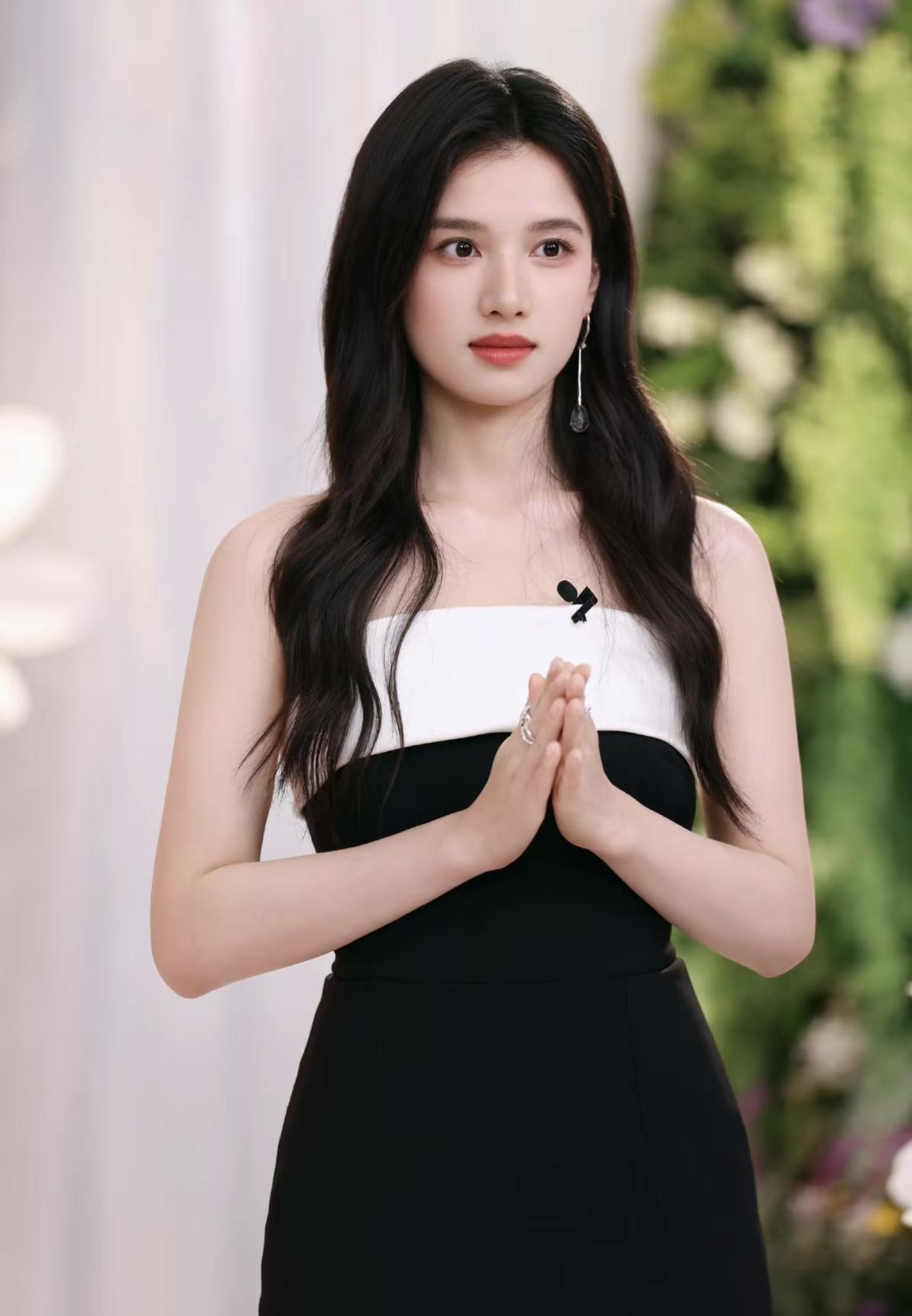 谁能拒绝温柔又优雅的张婧仪啊[赞]张婧仪自带柔光的美貌娱乐明星