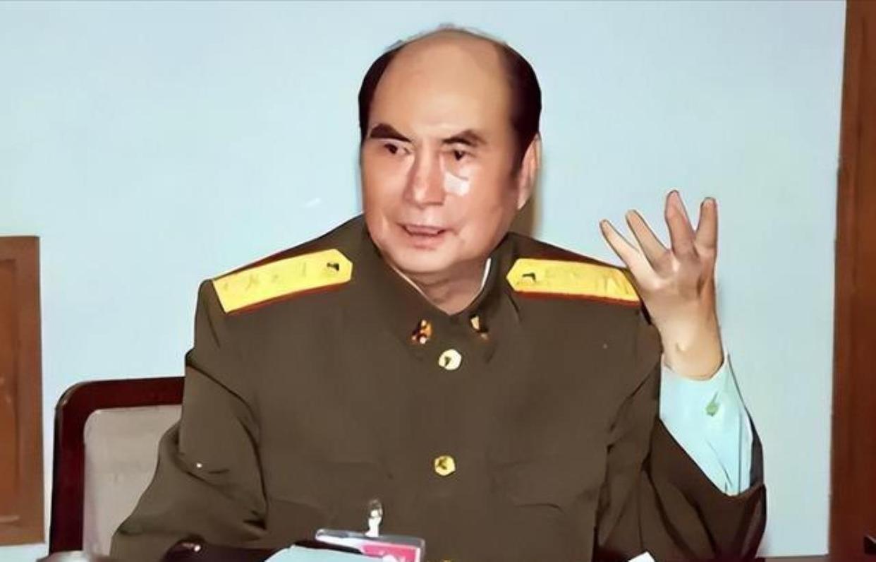 1993年，80岁的张震上将去南海舰队，没在会议室吹空调听汇报，径直扎进潮湿闷热