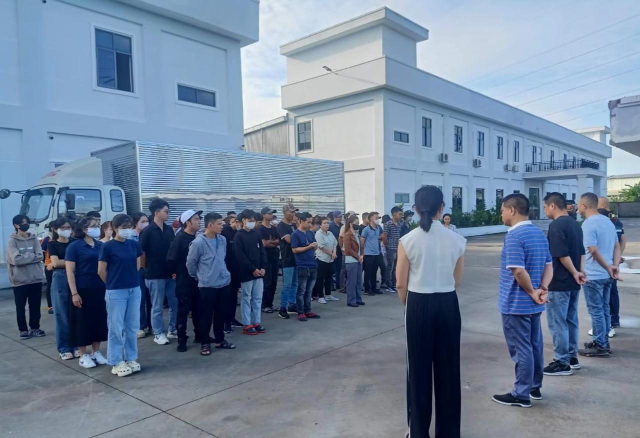 不知道老板什么想的，听完老板在上面讲完开完早会后的内容，感觉老板这厂快要倒闭的节