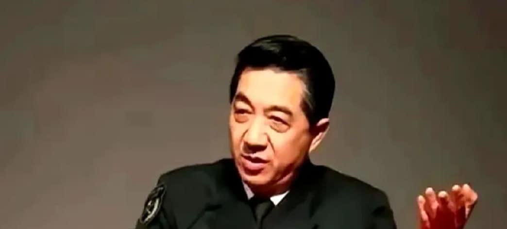 张召忠这人真得谢谢他！2015年他就说过一句大实话：“美国人要是啥也不干，就站那