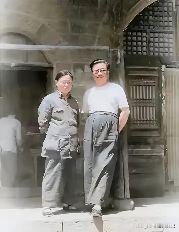 这帧珍贵的旧照，定格了李克农将军与夫人赵瑛温情的瞬间。二人在朴素的院落中并肩伫