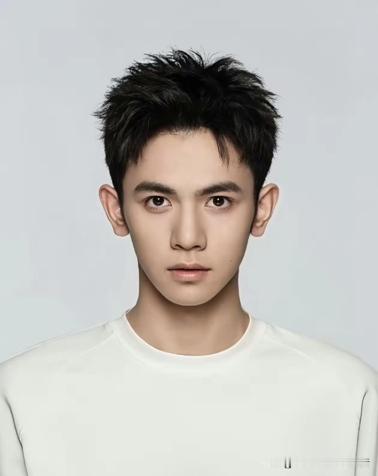 还是没有辨识度，这是今年北京电影学院艺考的4位帅哥，看看现在的帅哥，好像长得都一