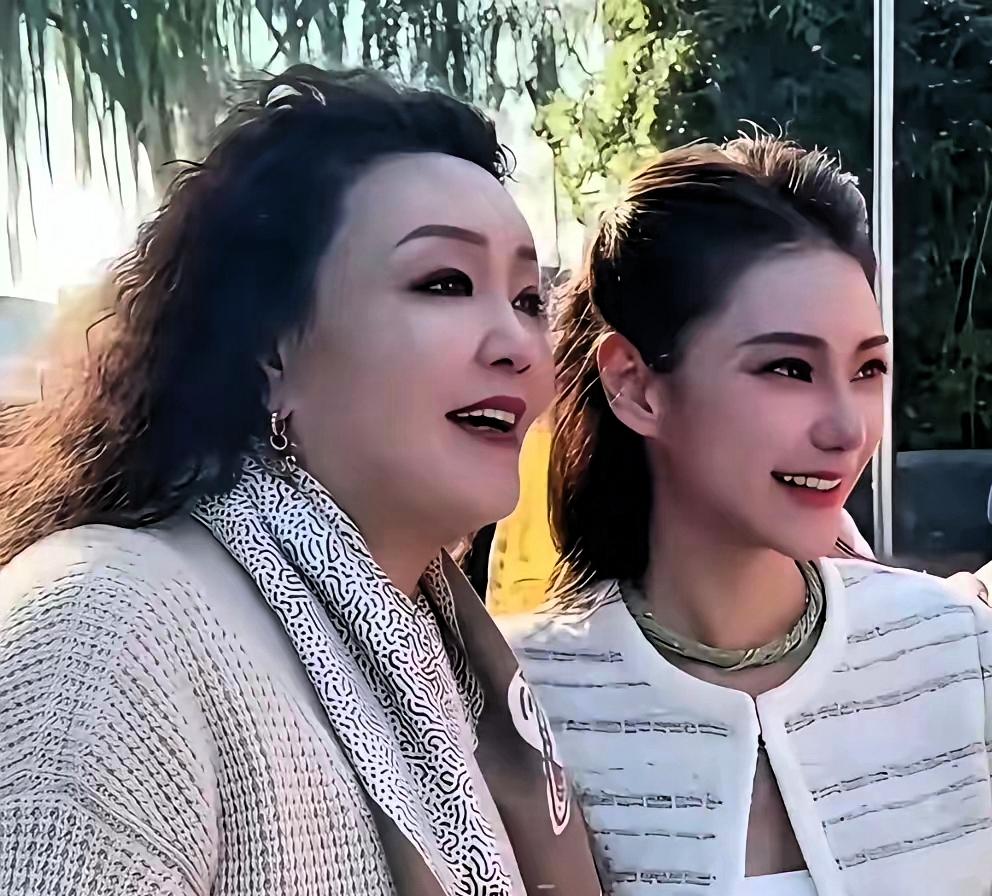 饺子里的家族传承,强势下的温情。他总是那么硬气,不让半步,家里人都挺怕他