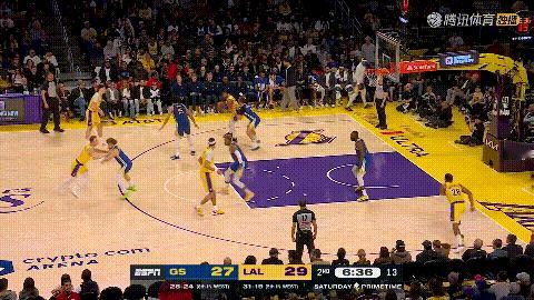 勇士老将霍福德真是让人惊呆了！在今天勇士客场挑战湖人的比赛中，当时比赛进行到了第