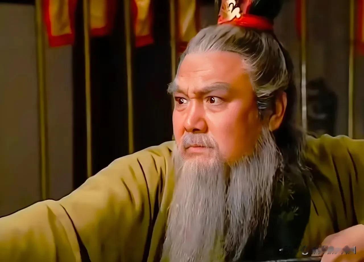 关羽的青龙偃月刀，家喻户晓，黄忠老将同为五虎上将，宝刀名字却没人说得准。评书大