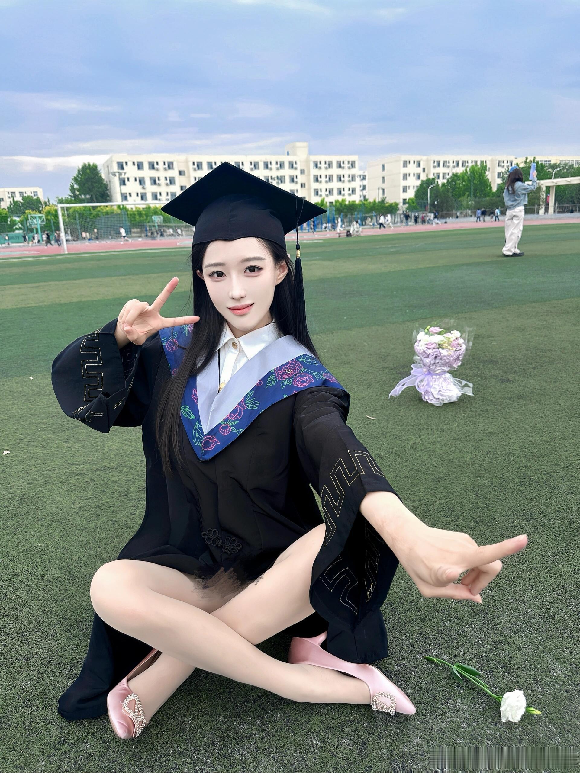 粉色高跟鞋搭配肉色丝袜，学士服穿出的性感！​​​