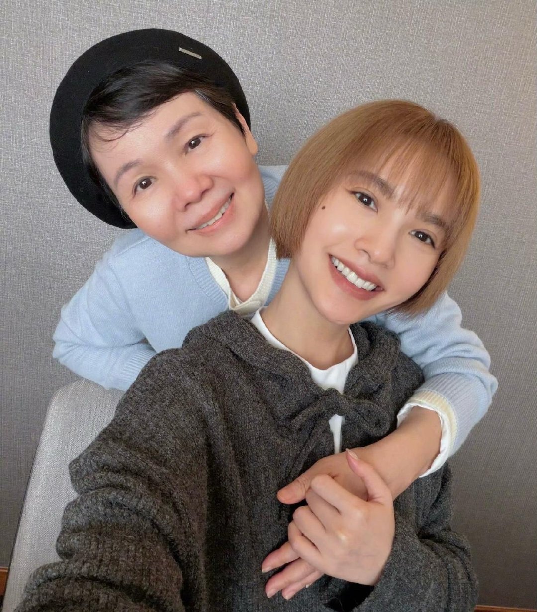 杨丞琳是娃娃脸，杨妈妈也是娃娃脸，母女俩共享娃娃脸，是真的很显年轻。