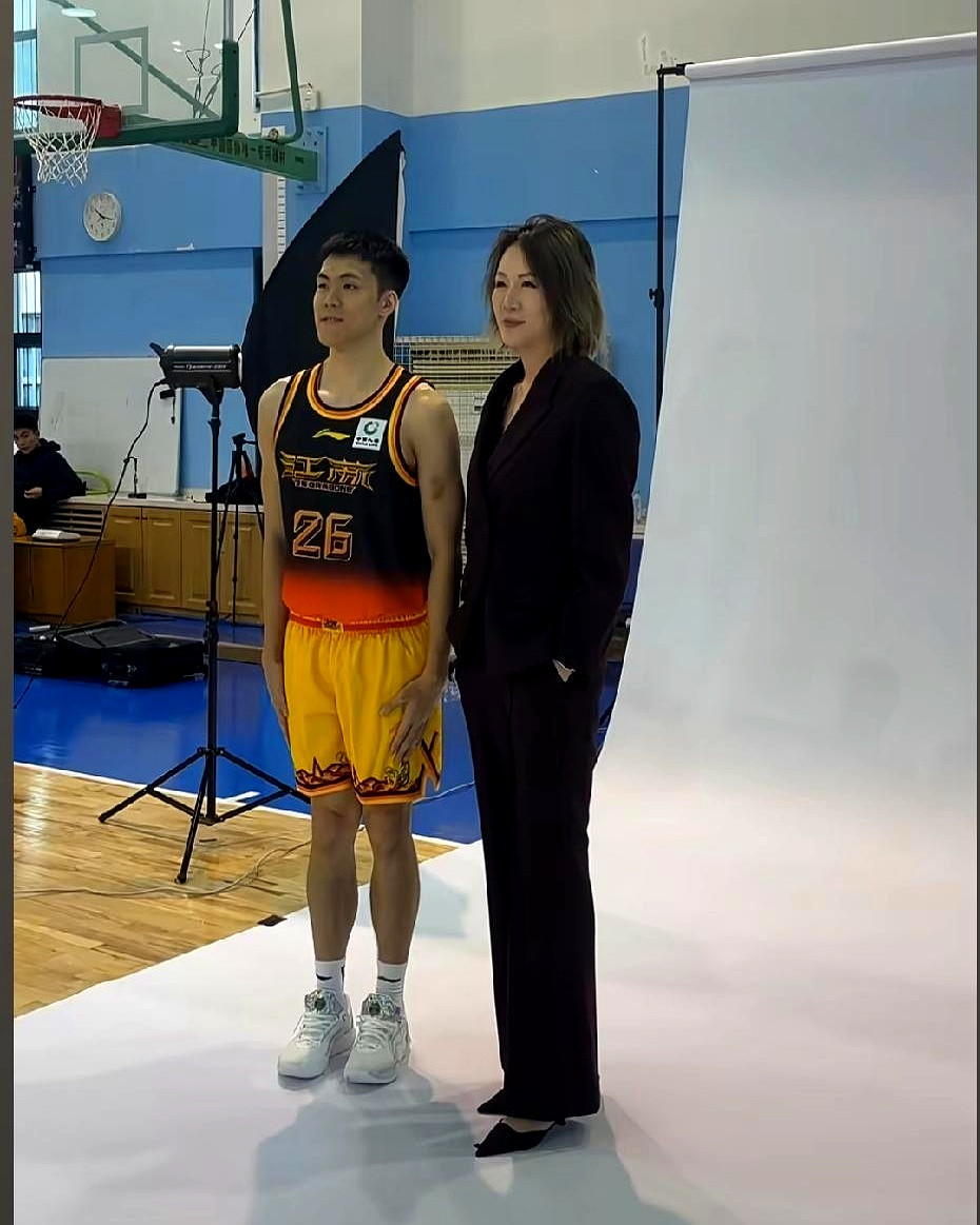 广西老六庞峥麟这回是真栽了。跟江苏队那位美女总经理拍定妆照，手都不知道往哪儿搁