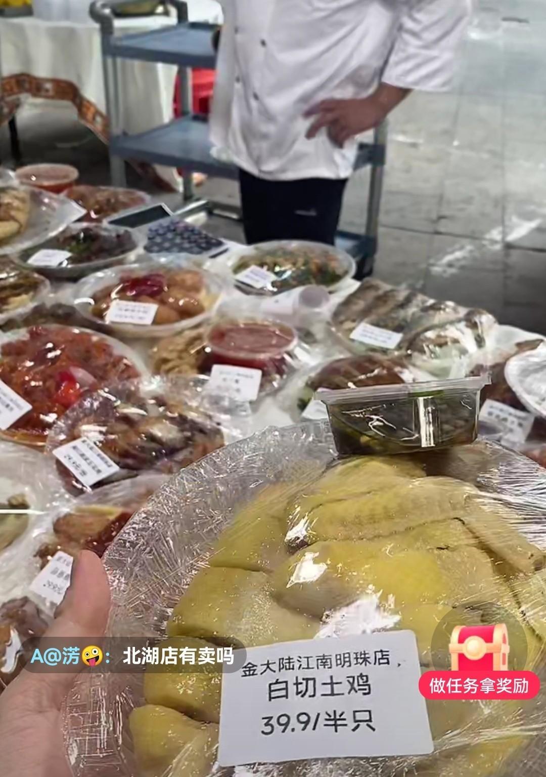 南宁的酒店、宾馆很多都出来，摆摊卖熟菜了，不光摆地摊，还在抖音上直播招客过