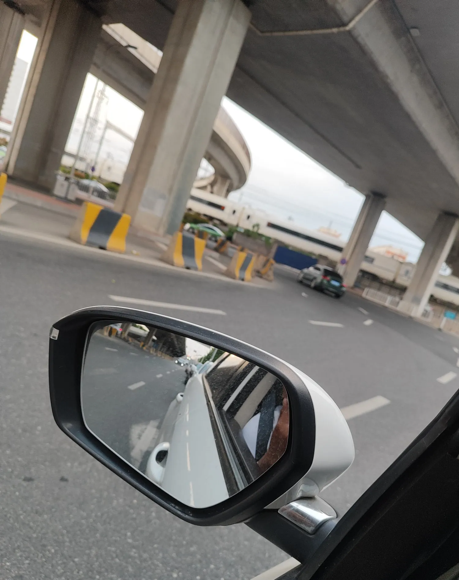 在青岛跑网约车真的不容易。一个月租金4000，换电一次60元，一天成本就近100