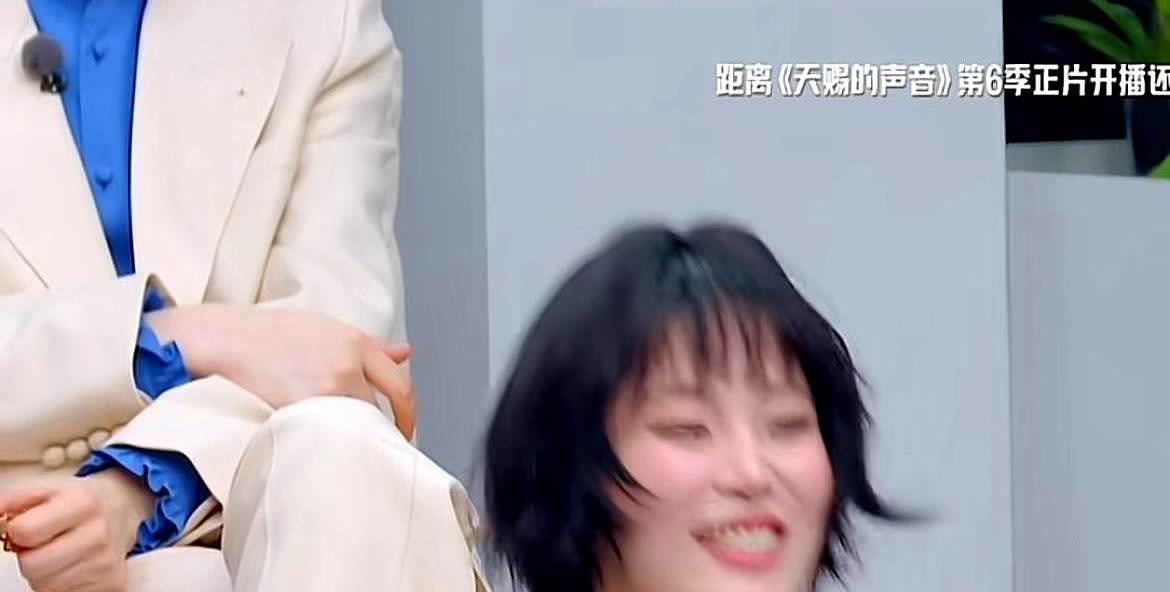 姚晓棠剪了短发，大家都调侃她。主持人问：这不是说上一季没拿金曲剪短发。