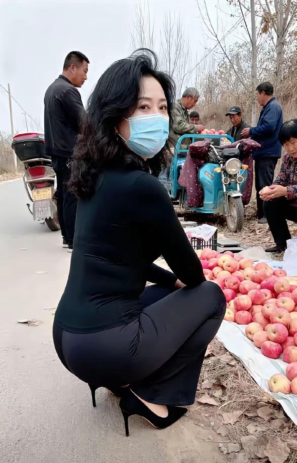 这位买苹果的姐姐火爆全网。虽然她戴着口罩，但是无法掩盖她俊俏的面容，美丽的容颜，