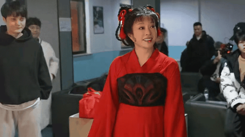 75岁的刘晓庆要画妆成14岁的模样。虽然不像14岁，但还是像54岁的样子，论