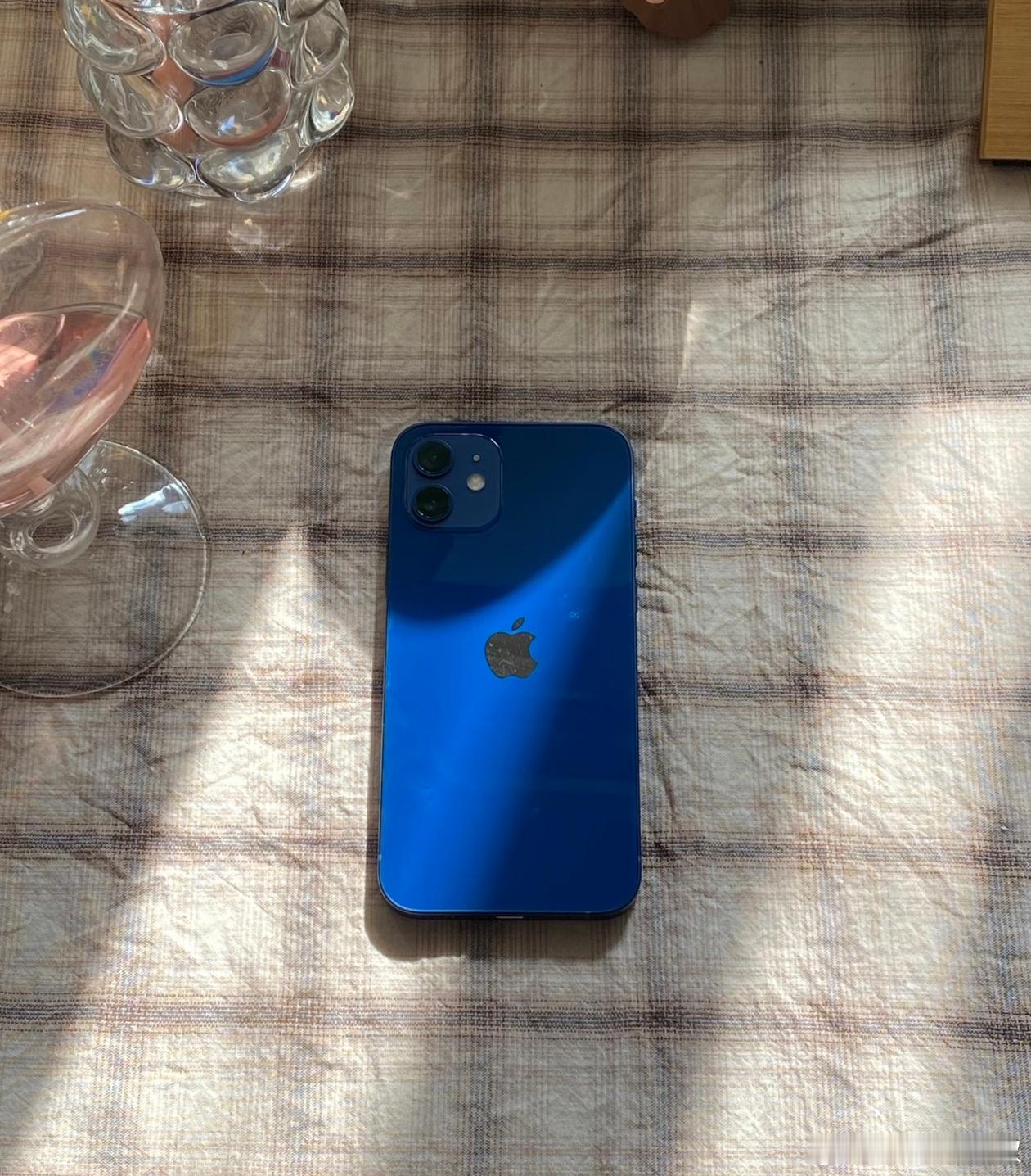 iPhone12应该是目前能应对主流App的最低机型了，不要说你是战神，你还在