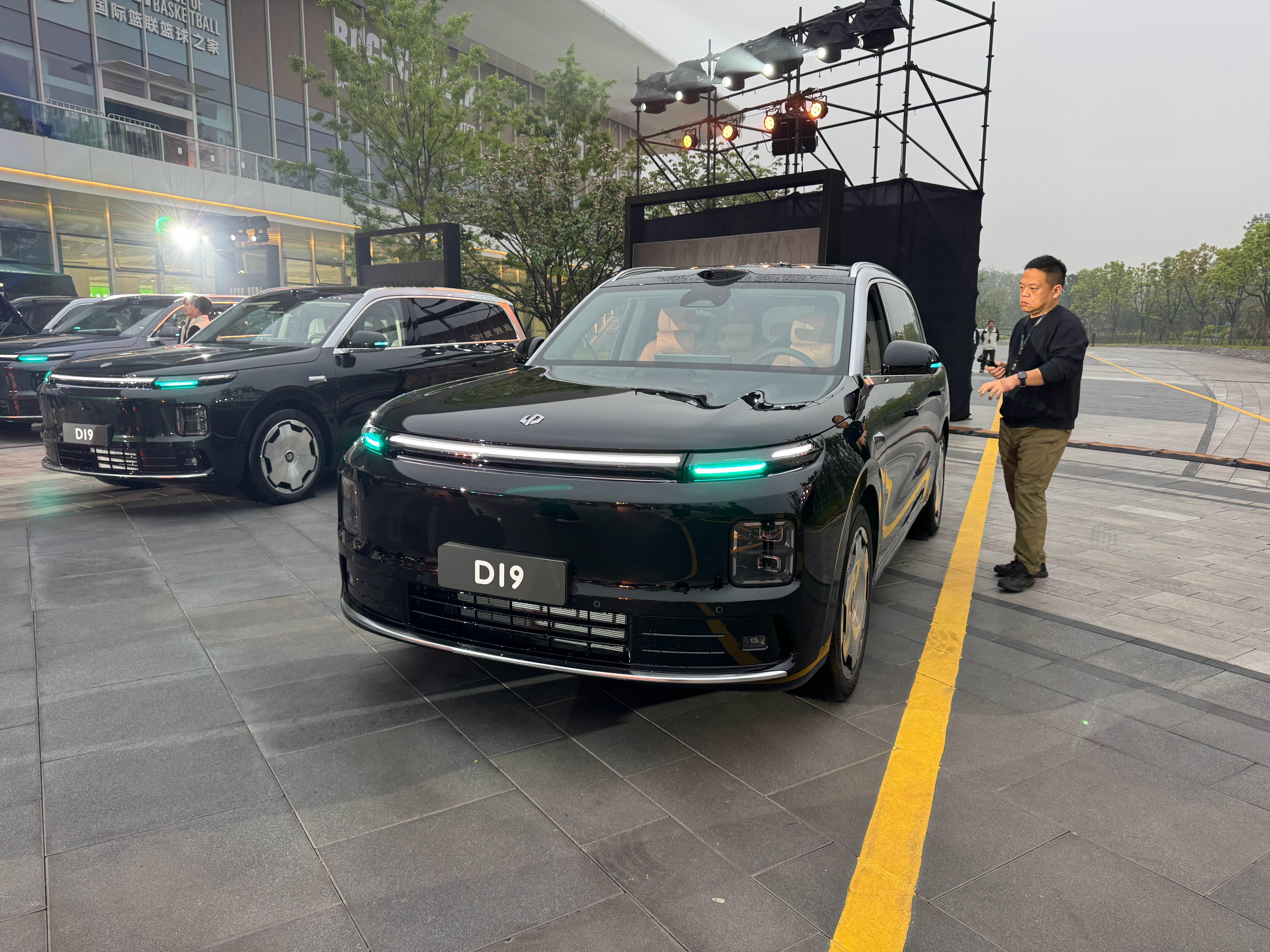 今晚零跑D19上市。看了一眼车子，质感跟零跑过去的车区别很大，基本也满足大六