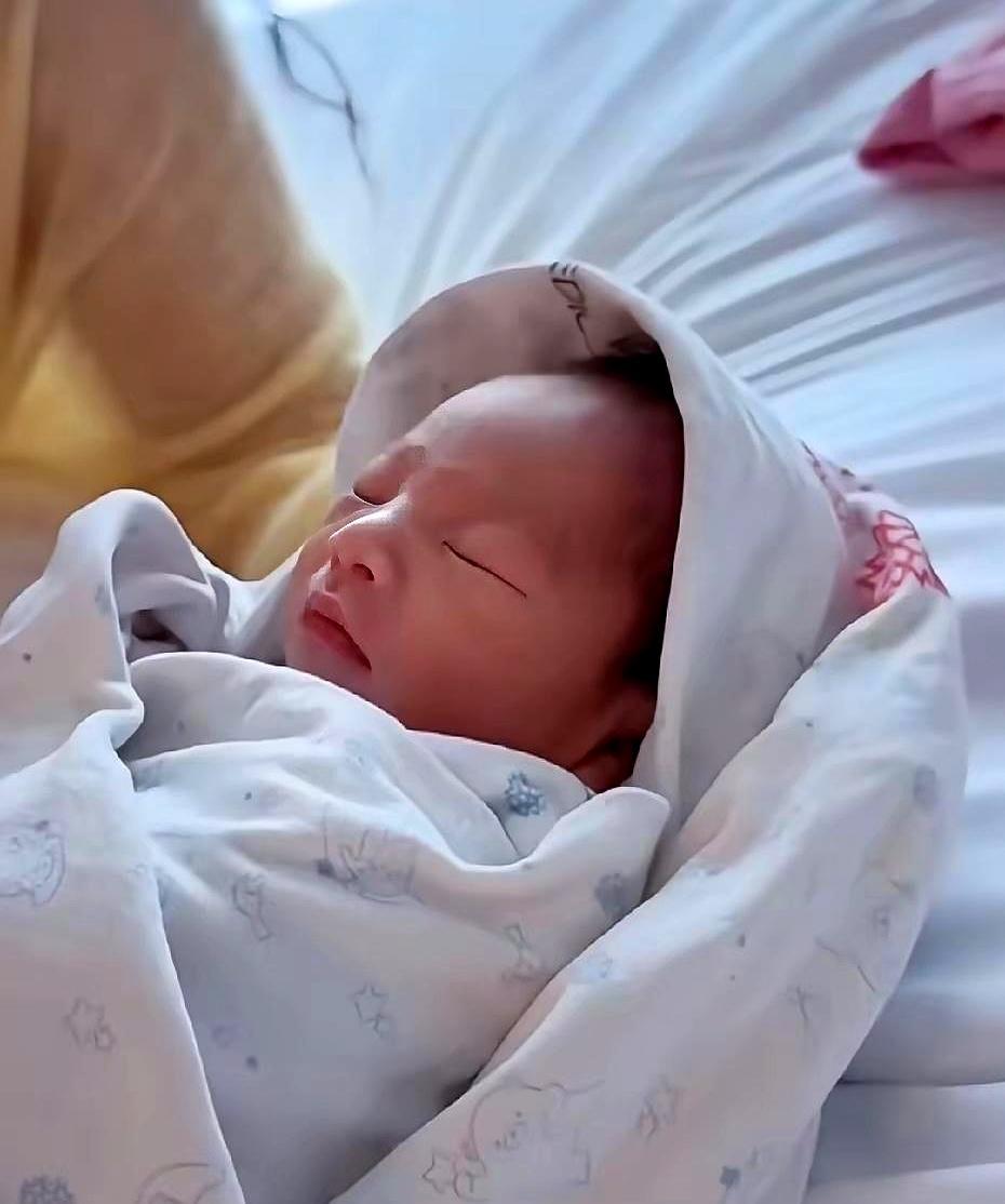 张兰凌晨三点抱孙不撒手，只说了一句话，让所有担心箖箖失宠的人，都闭嘴了。台