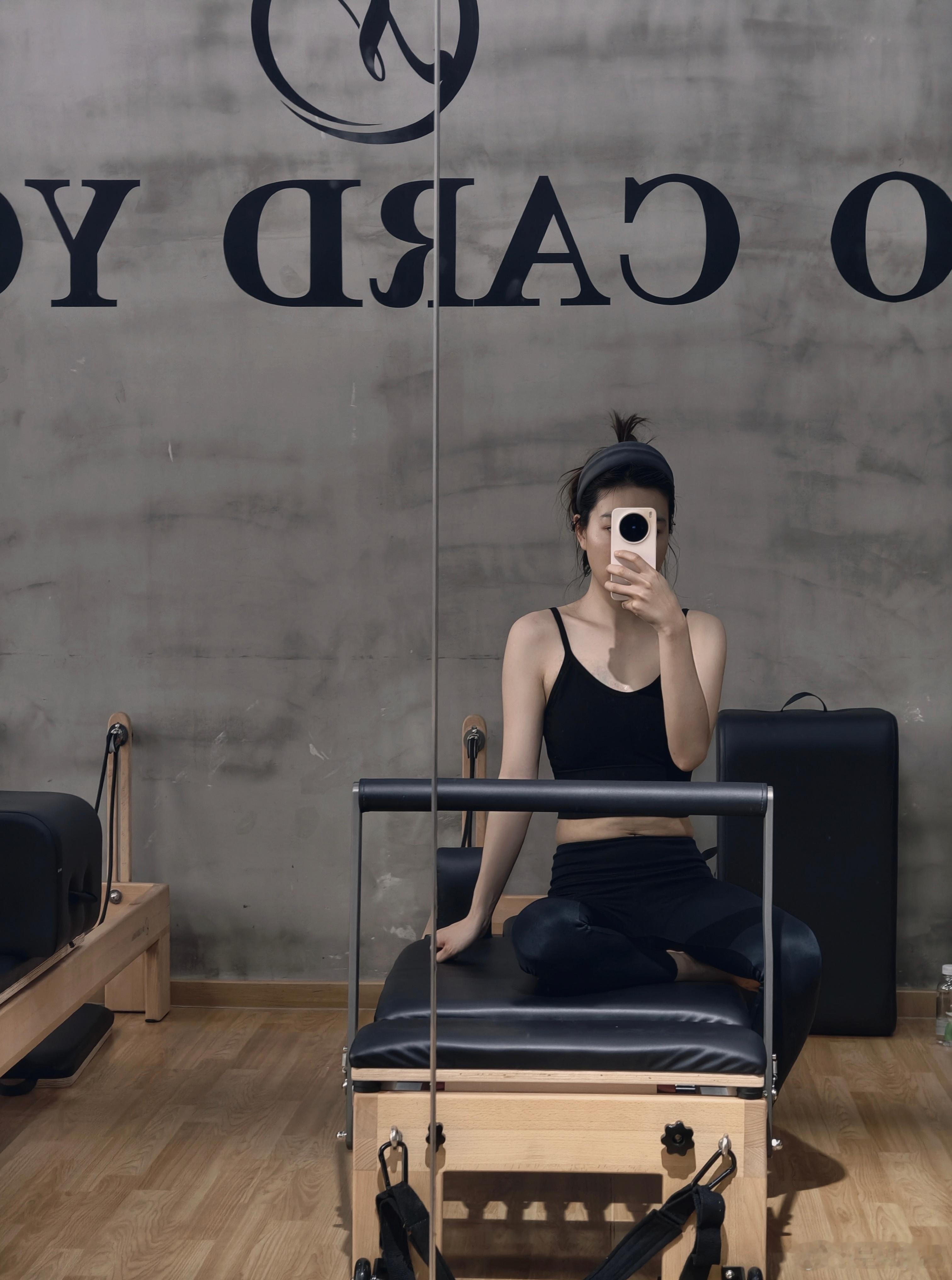 又来练普拉提了，之前断断续续上过几节课，上一节停半个月，我感觉这玩意真的很难坚持