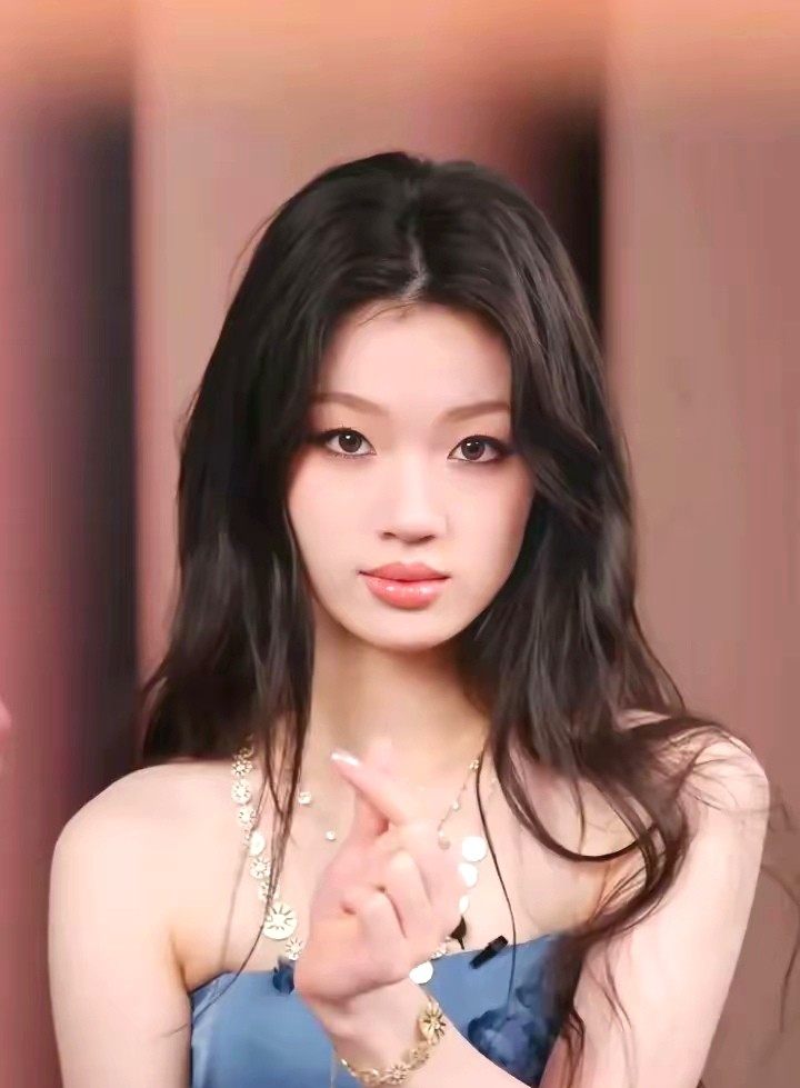 终于明白为什么歌手第一期，23岁的单依纯能拿第一了。关键不在于她唱得有多惊艳，而