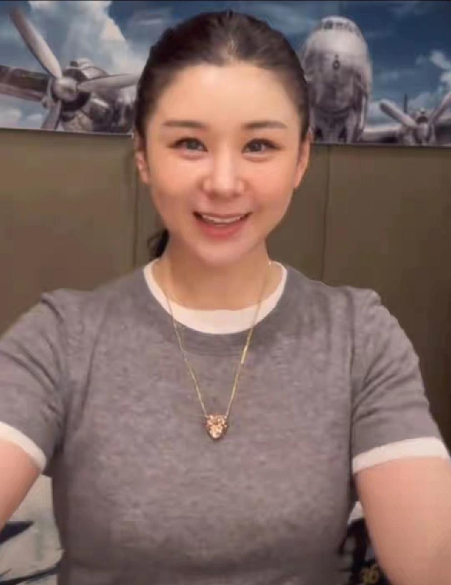 40岁李小萌妇女节晒照！扮相少女却藏不住年龄感，小儿子俊到被认成女孩